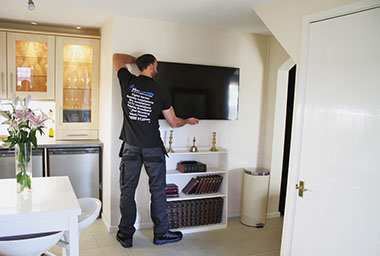 tv wall mounting Lechlade